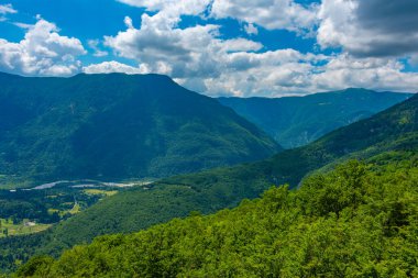 Slovenya 'daki Soca Nehri Vadisi üzerinde Panorama manzarası