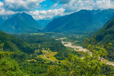 Slovenya 'daki Soca Nehri Vadisi üzerinde Panorama manzarası