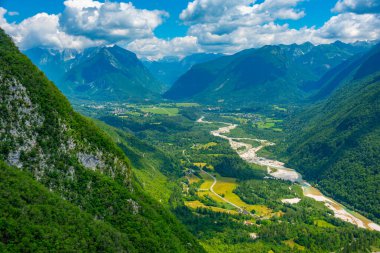 Slovenya 'daki Soca Nehri Vadisi üzerinde Panorama manzarası