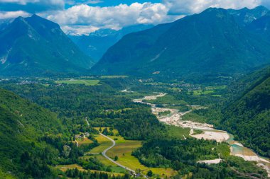 Slovenya 'daki Soca Nehri Vadisi üzerinde Panorama manzarası