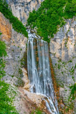 Yaz güneşli bir günde Slovenya 'da Boka şelalesi