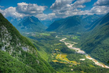Slovenya 'daki Soca Nehri Vadisi üzerinde Panorama manzarası