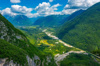 Slovenya 'daki Soca Nehri Vadisi üzerinde Panorama manzarası