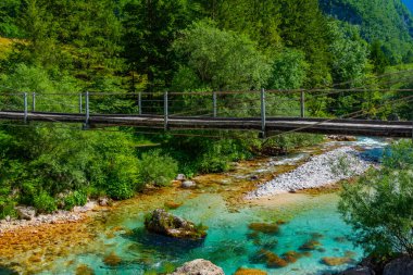 Slovenya Soca Nehri üzerinde ahşap köprü