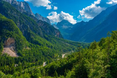 Slovenya 'daki Soca Nehri Vadisi üzerinde Panorama manzarası