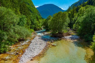 Slovenya 'daki Soca Nehri' nde yaz günü