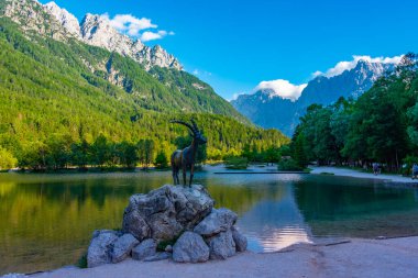 Slovenya 'nın Kranjska Gora kentindeki Jasna Gölü' nde Zlatorog