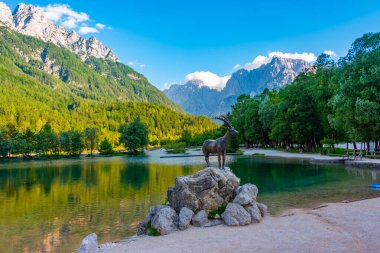 Slovenya 'nın Kranjska Gora kentindeki Jasna Gölü' nde Zlatorog