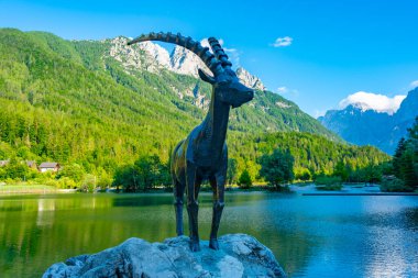 Slovenya 'nın Kranjska Gora kentindeki Jasna Gölü' nde Zlatorog