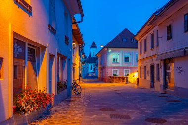 Slovenya 'nın Kranj kentindeki tarihi bir caddenin gece manzarası