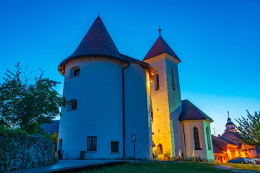 Slovenya 'nın Kranj kentindeki Pungart' ta Aziz Sebastian, Fabian ve Roch Kilisesi 'nin gece görüşü