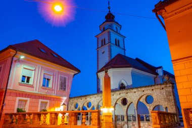 Slovenya 'nın Kranj kentindeki Plecnik merdiven ve oyun salonlarının gün batımı manzarası