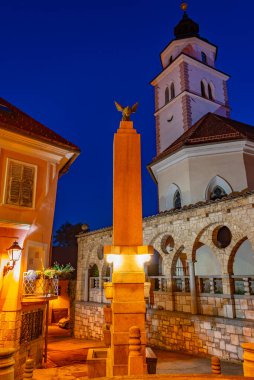 Slovenya 'nın Kranj kentindeki Plecnik merdiven ve oyun salonlarının gün batımı manzarası