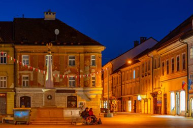Slovenya 'nın Kranj kentindeki Glavni trg meydanının gece manzarası
