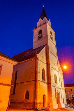 Slovenya 'nın Kranj kasabasının merkezindeki Kilisenin Gece Görüşü