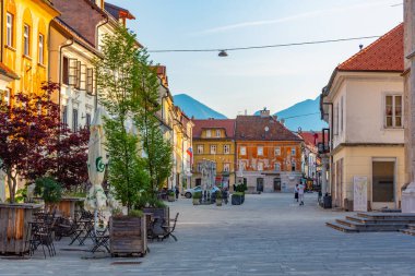 Slovenya 'nın Kranj kentindeki Glavni trg meydanında yaz günü