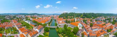 Ljubljanica nehri ve Slovenya 'nın Ljubljana kentinin havadan görünüşü