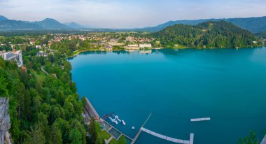 Slovenya 'da gölde yer alan otellerin havadan görünüşü
