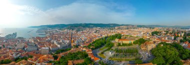 İtalyan şehri Trieste 'de Castello di San Giusto ve Cattedrale di San Giusto Martire' nin hava manzarası