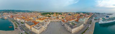 İtalyan kenti Trieste 'deki Piazza della Unita d' Italia 'nın hava manzarası
