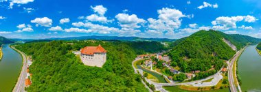 Slovenya 'da Brestanica köyü ve Sava nehrine bakan Rajhenburg kalesi