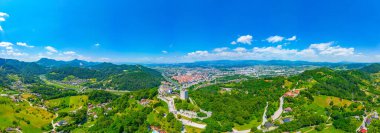Slovenya 'daki Celje şatosu ve çevresinin havadan görünüşü