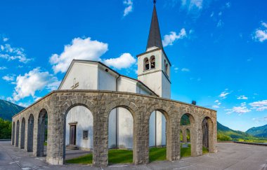 İtalyan 1. Dünya Savaşı askerlerinin Ossuary 'si Slovenya' nın Kobarid kentinde