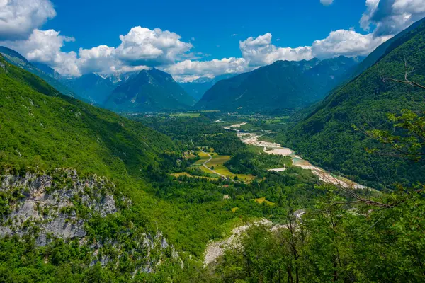 Slovenya 'daki Soca Nehri Vadisi üzerinde Panorama manzarası