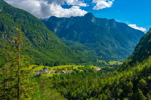 Slovenya 'daki Soca Nehri Vadisi üzerinde Panorama manzarası