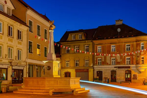 Slovenya 'nın Kranj kentindeki Glavni trg meydanının gece manzarası