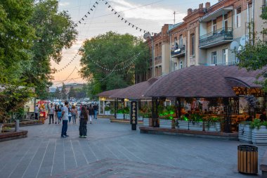 Gyumri, Ermenistan, 2 Eylül 2023: Gyumri, Ermenistan 'ın merkezindeki bir caddenin gün batımı manzarası