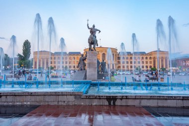 Gyumri, Ermenistan, 2 Eylül 2023: Gyumri, Ermenistan şehir merkezindeki Vardanant Meydanı ve belediye binasının günbatımı