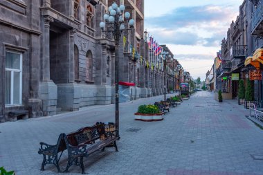 Gyumri, Ermenistan, 3 Eylül 2023: Gyumri, Ermenistan 'ın merkezindeki bir caddenin gün batımı manzarası