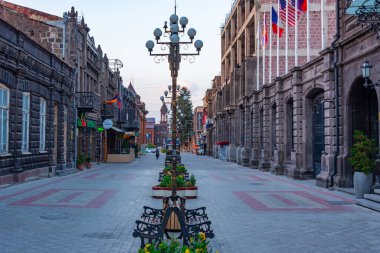 Gyumri, Ermenistan, 3 Eylül 2023: Gyumri, Ermenistan 'ın merkezindeki bir caddenin gün batımı manzarası