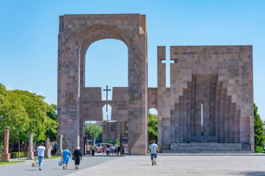 Etchmiadzin, Ermenistan, 3 Eylül 2023: Ermenistan 'da güneşli bir günde Etchmiadzin Katedrali