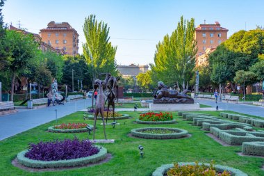 Erivan, Ermenistan, 4 Eylül 2023: Erivan, Ermenistan 'daki Alexander Tamanyan parkında heykeller