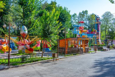 Erivan, Ermenistan, 4 Eylül 2023: Zafer parkındaki eğlence parkı, Erivan, Ermenistan