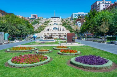 Erivan, Ermenistan, 4 Eylül 2023: Ermenistan 'da güneşli bir günde Erivan Şelalesi