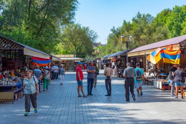 Erivan, Ermenistan, 4 Eylül 2023: Erivan, Ermenistan 'da Vernissage açık hava pazarı