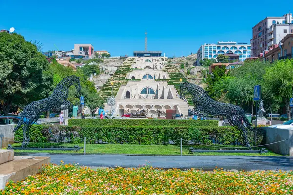 Erivan, Ermenistan, 4 Eylül 2023: Ermenistan 'da güneşli bir günde Erivan Şelalesi