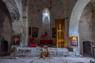 Eski Khndzoresk, Ermenistan, 7 Eylül 2023: Ermenistan 'daki Eski Khndzoresk kilisesinin içi