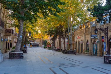 Ganja, Azerbaycan, 15 Eylül 2023: Ganja, Azerbaycan merkezindeki Cavadkhan Caddesi