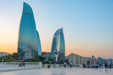 Bakü, Azerbaycan, 16 Eylül 2023: Bakü, Azerbaycan 'daki Alev Kulelerinin Günbatımı
