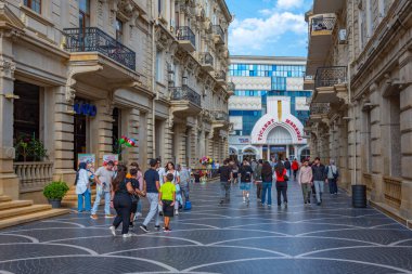 Bakü, Azerbaycan, 17 Eylül 2023: Bakü, Azerbaycan merkezindeki ticaret caddesi