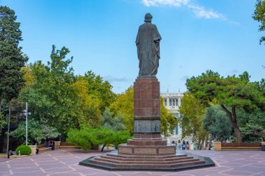 Bakü, Azerbaycan, 17 Eylül 2023: Bakü, Azerbaycan 'daki Nizami Ganjavi Anıtı