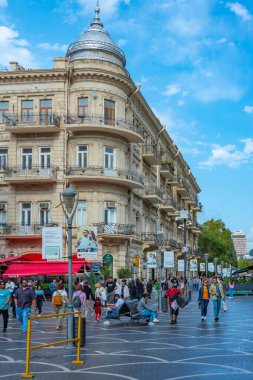 Bakü, Azerbaycan, 17 Eylül 2023: Bakü, Azerbaycan merkezindeki ticaret caddesi