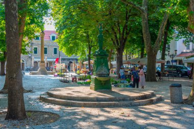 Trebinje, Bosna-Hersek, 11 Temmuz 2023: Bosna-Hersek 'in eski Trebinje kentinde yaz günü