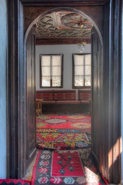 Blagaj, Bosna-Hersek, 11 Temmuz 2023: Blagaj Tekke - Bosna-Hersek 'teki deniz kıyısındaki uçurumlara inşa edilen tarihi Sufi manastırı