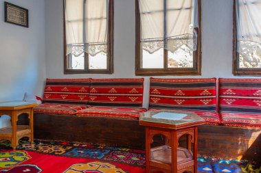 Blagaj, Bosna-Hersek, 11 Temmuz 2023: Blagaj Tekke - Bosna-Hersek 'teki deniz kıyısındaki uçurumlara inşa edilen tarihi Sufi manastırı