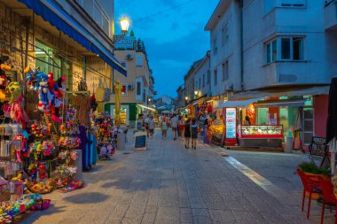 Mostar, Bosna-Hersek, 13 Temmuz 2023: Bosna-Hersek 'in eski Mostar kentindeki bir turistik caddenin gün batımı manzarası